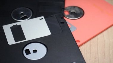 Tablo dönen üzerinde üç disketler