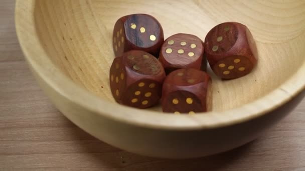 Cubos de dados en la mesa giratoria de la taza de madera — Vídeos de Stock