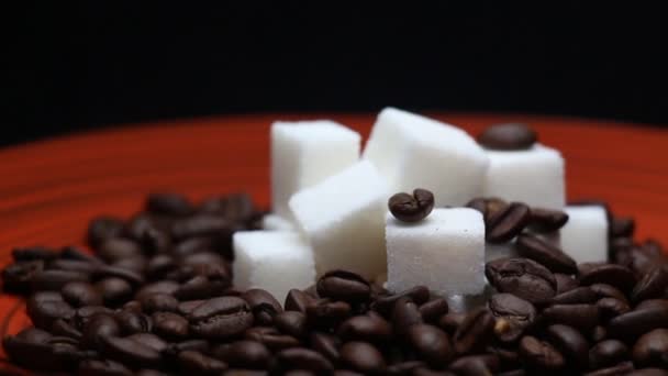 Boabe de cafea și cuburi de zahăr rotind pe o placă roșie — Videoclip de stoc