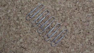 Bir Cork tablo büro görüntüleri dönen beş Metal ataş toka işleri