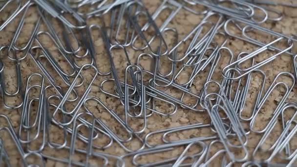 Metalen paperclip draaien op een Cork tabel bedienden Office Footage — Stockvideo