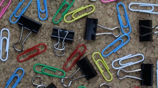 Kleurrijke paperclip Clasp Office Stuff draaien op een tabel van de kerkelijke beelden in Cork — Stockvideo