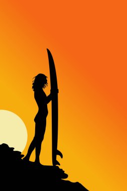 Öğleden sonra elinde sörf tahtası olan bir sörfçünün silueti.