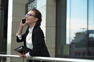 Profesyonel yöneticisi hanım ile telefon ve belgeler.