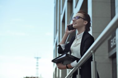 İş adamları - kadın akıllı telefon
