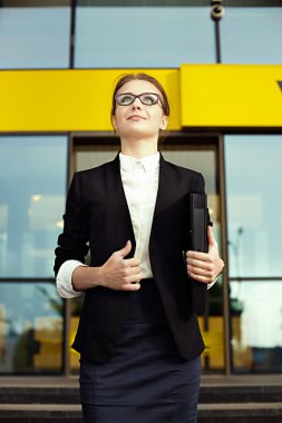 İşletme kavramı resmi genç güzel yarış beyaz modeli ile.