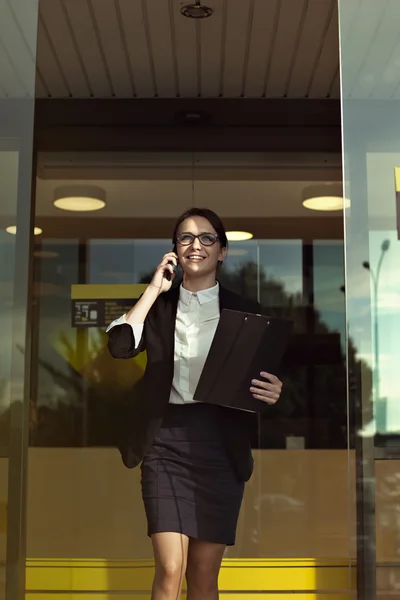 Başarılı bir iş kadını koni office arka plan üzerinde.