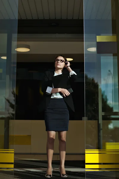 Концепция деловых людей - профессиональная женщина-менеджер думает о своей работе . — стоковое фото