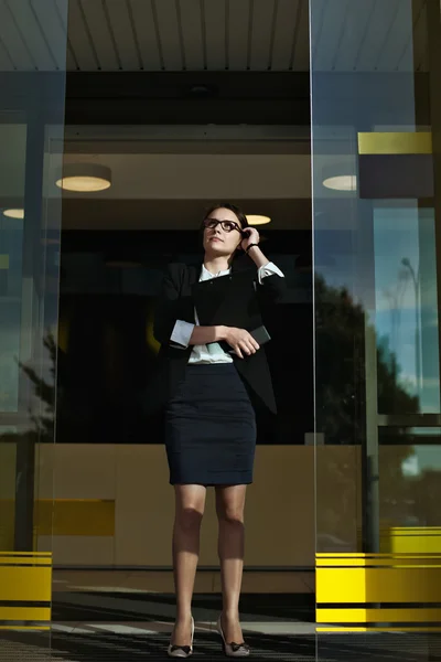 Concepção de pessoas de negócio- gerente de senhora profissional pensando em seu trabalho . — Fotografia de Stock