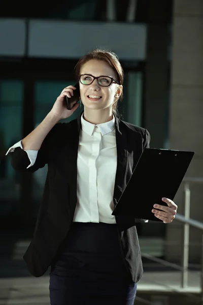 Концепция деловых людей - успешная деловая женщина разговаривает по смартфону . — стоковое фото