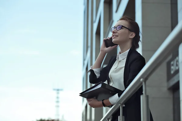 Pessoas de negócios - mulher no telefone inteligente — Fotografia de Stock