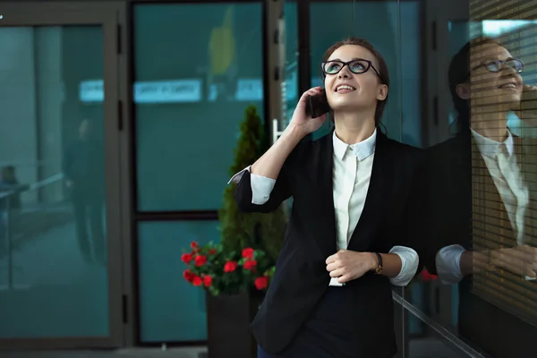 İş kadın office Teras akıllı telefon üzerinde söz.