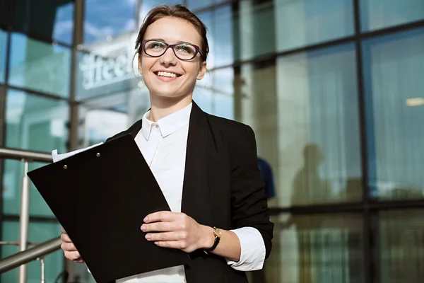 Mujer de negocios feliz, retrato de dama de negocios exitosa, gerente de la celebración de documentos . — Foto de Stock