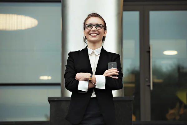 Portret szczęśliwy smilling biznes kobieta z smartphone. — Zdjęcie stockowe