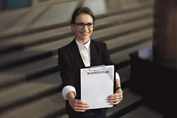 Успешная курящая деловая женщина с документами и четким бизнес-планом . — стоковое фото