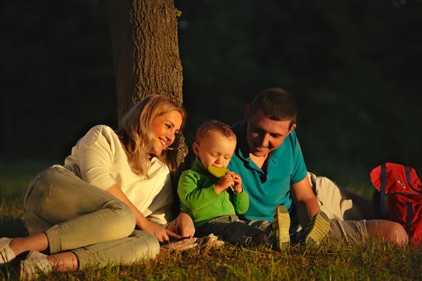 Familia feliz relajándose en el parque . —  Fotos de Stock