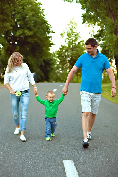 Mutlu aile birlikte Park yolda yürürken.