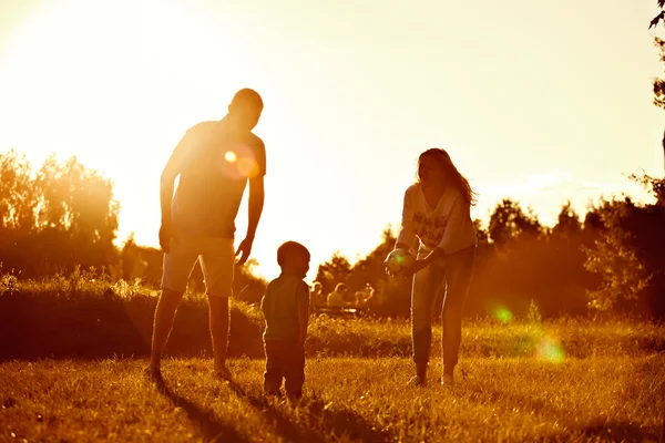 Familia feliz, padre, madre, hijo y en la naturaleza, puesta del sol . —  Fotos de Stock