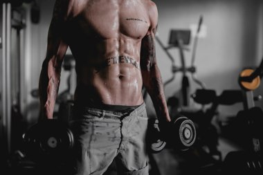 Islak adam seksi gövde spor salonunda koşu bandı düşmek.