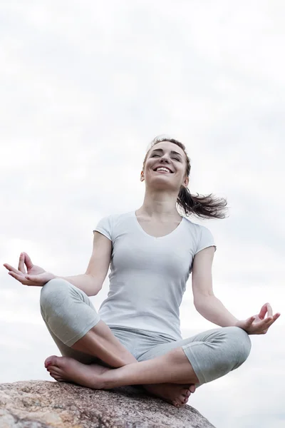 Mediterende yoga vrouw in meditatie in de natuur. — Stockfoto