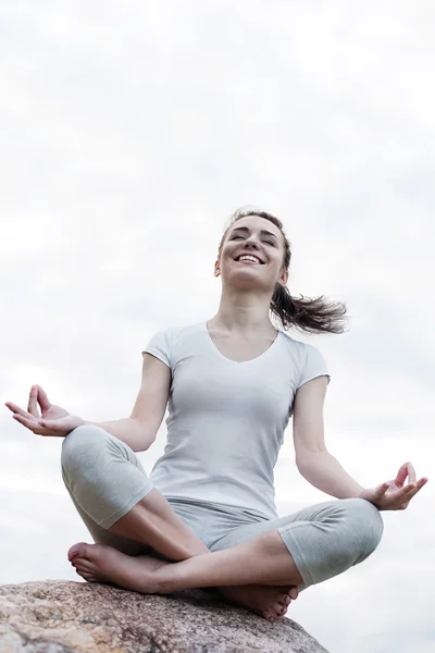 Doğada meditasyon yapan yoga kadını..
