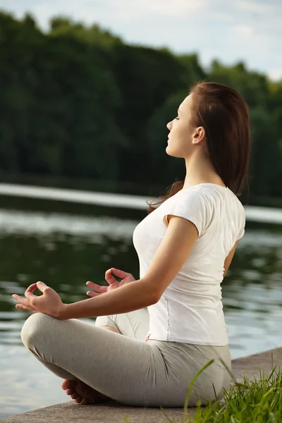 Yoga jovem fazendo exercícios . — Fotografia de Stock