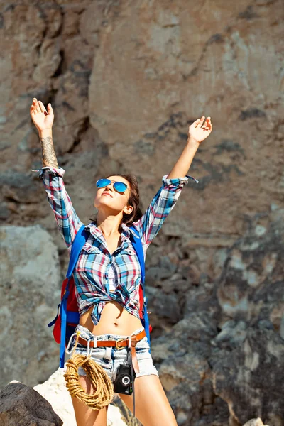 Jonge vrouw reiziger met rugzak wandelen in de bergen Grand Canyon Krim. — Stockfoto