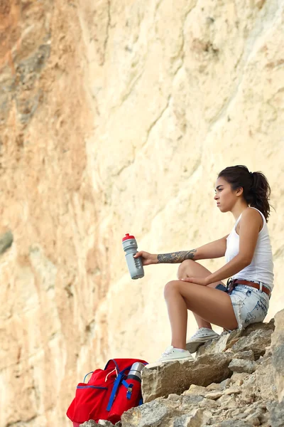 Menina bonita caminhadas bebendo água nas montanhas de Grant Canyon Crimeia . — Fotografia de Stock