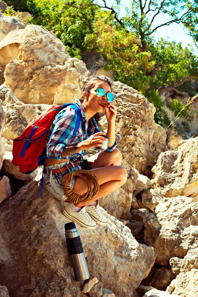 Chica senderista saludable se detuvo para un picnic, beber de un termo y tener una caminata de la naturaleza sándwich . Fotos de stock libres de derechos