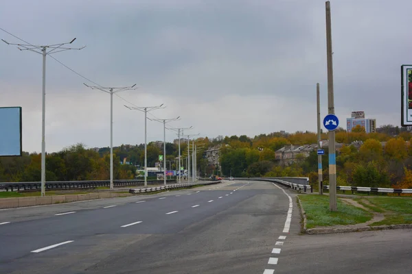 灰色の長い広い道路 上関市の高速道路 強烈な生活と仕事を持つ産業風景 — ストック写真