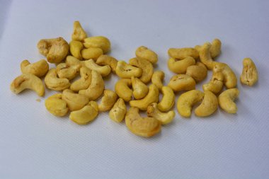 Sağlıklı ve tatmin edici fındıklar beyaz bir arka plana kurulur..