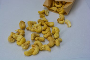 Sağlıklı ve tatmin edici fındıklar beyaz bir arka plana kurulur..