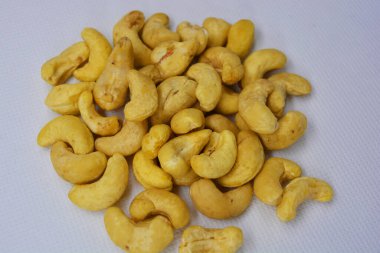 Sağlıklı ve tatmin edici fındıklar beyaz bir arka plana kurulur..