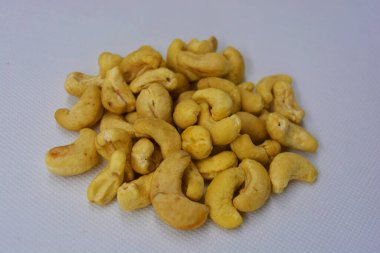 Sağlıklı ve tatmin edici fındıklar beyaz bir arka plana kurulur..