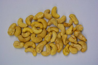 Sağlıklı ve tatmin edici fındıklar beyaz bir arka plana kurulur..