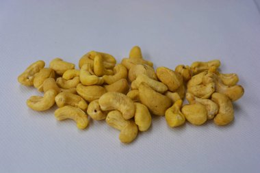 Sağlıklı ve tatmin edici fındıklar beyaz bir arka plana kurulur..