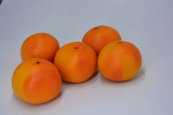 Grandes Pomelos Maduros Color Amarillo Anaranjado Encuentran Sobre Fondo Blanco — Foto de Stock