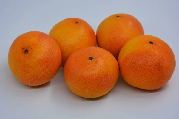 Grandes Pomelos Maduros Color Amarillo Anaranjado Encuentran Sobre Fondo Blanco — Foto de Stock