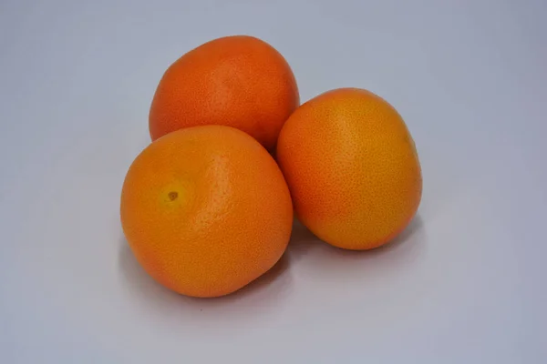 Grote Rijpe Oranjegele Grapefruits Bevinden Zich Een Witte Achtergrond Heerlijk — Stockfoto