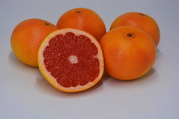 Grandes Toranjas Laranja Amarelas Maduras Com Uma Toranja Suculenta Cortada — Fotografia de Stock