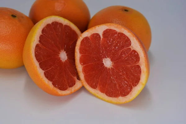 Grandes Toranjas Laranja Amarelas Maduras Com Uma Toranja Suculenta Cortada — Fotografia de Stock