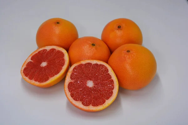 Большие Спелые Оранжево Желтые Грейпфруты Сочным Грейпфрутом Разрезанным Две Части — стоковое фото