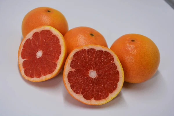 Grandes Toranjas Laranja Amarelas Maduras Com Uma Toranja Suculenta Cortada — Fotografia de Stock