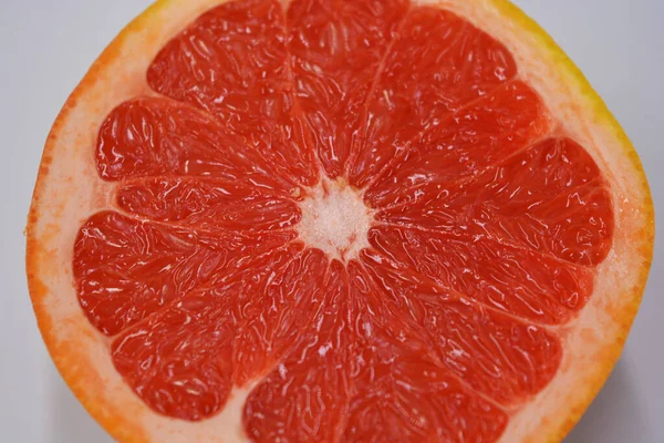 熟したジューシーなグレープフルーツの半分 白い背景に設定 人間の体と健康のためのおいしいと健康的な甘いと酸味の果物 — ストック写真
