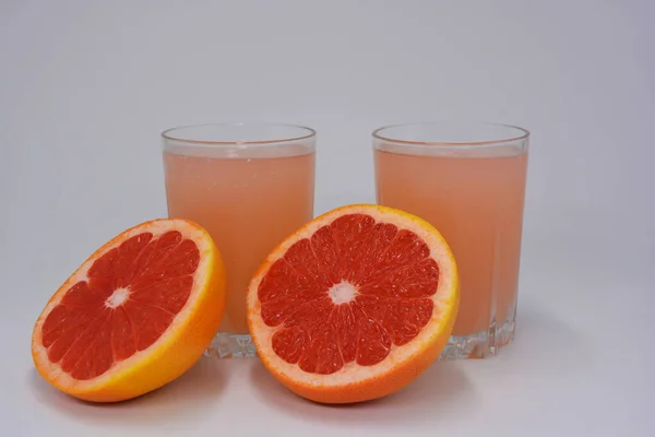 Twee Helften Verse Sappige Grapefruit Naast Elkaar Twee Glazen Met — Stockfoto