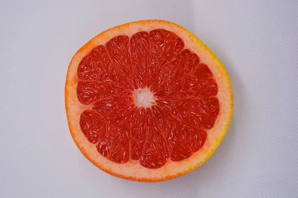 熟したジューシーなグレープフルーツの半分 白い背景に設定 人間の体と健康のためのおいしいと健康的な甘いと酸味の果物 — ストック写真