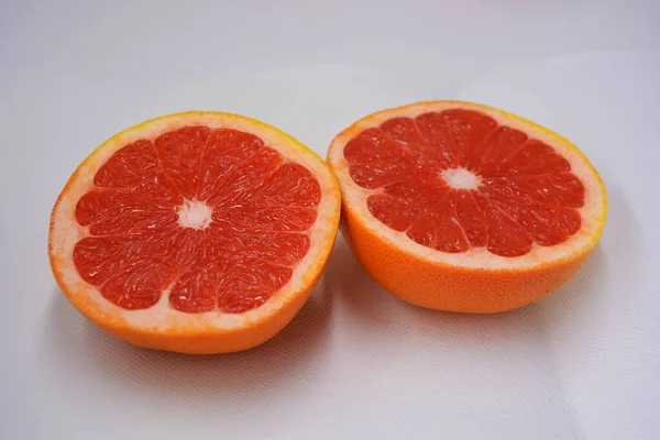成熟多汁柚子的两半 分成两半 在白色的背景上 美味健康的糖醋水果对人体健康的危害 — 图库照片