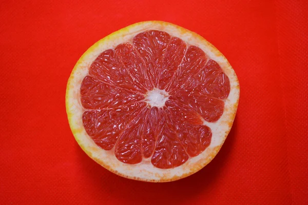 Metades Toranja Suculenta Madura Divididas Meio Colocadas Sobre Fundo Tecido — Fotografia de Stock