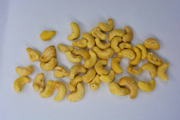 Gesunde Und Befriedigende Cashewnüsse Vor Weißmattem Hintergrund — Stockfoto