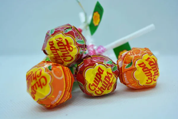 Garstka Jasnych Kolorowych Popularnych Cukierków Ssących Okrągłych Cukierków Białym Plastikowym — Zdjęcie stockowe